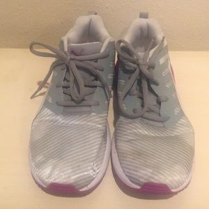 Woman size 8 puma gym shoes very comfortable